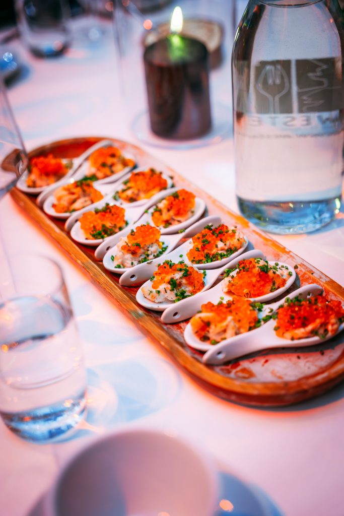 Catering i Nacka, lรถjromssked serverat pรฅ bricka