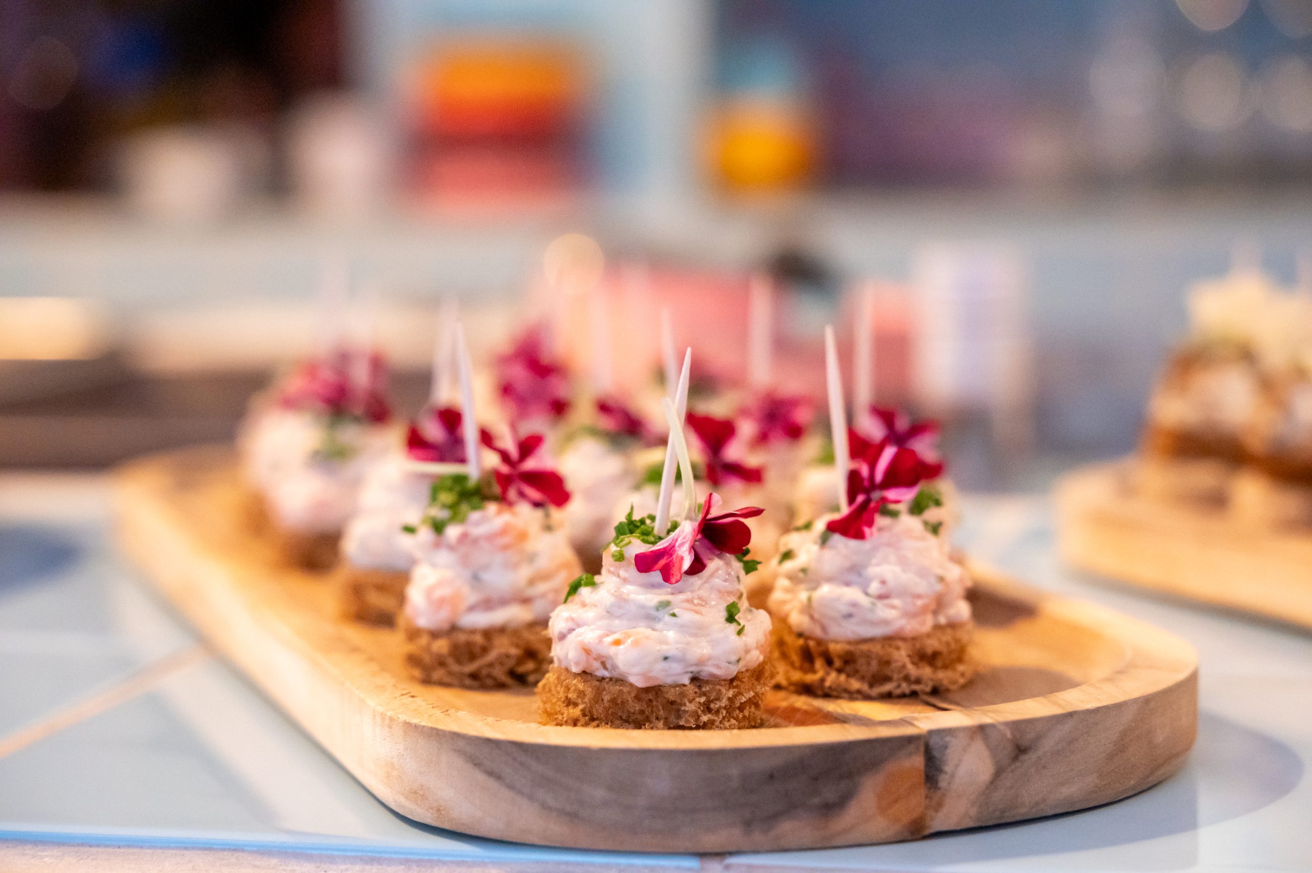 Canapéer på träbricka - Catering Täby