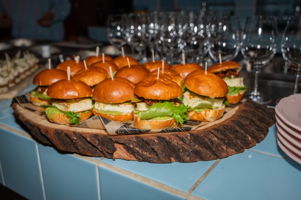 Sliders halloumi på trästamsbricka - Catering Täby.